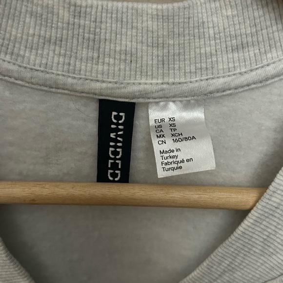 Divided Light Gray V-Neck Crop Top - Picture 5 of 7